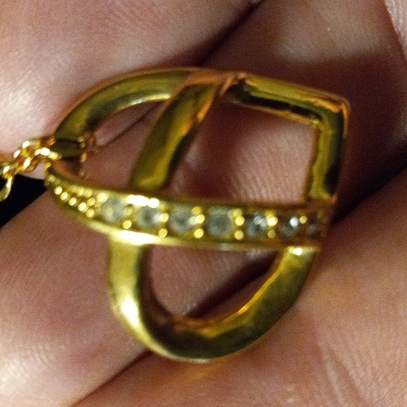 Avon Floating heart pendant on an oval link chain. 16+2 long - Picture 3 of 4